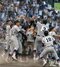 昨年、夏の甲子園で107年ぶり2度目の優勝を果たし喜ぶ慶應高校野球部。（写真／共同通信社）