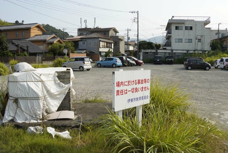 新図書館の建設予定地。左の白い布に覆われたものが温泉の井戸　撮影／集英社オンライン