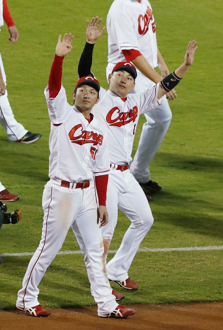 最後に1球団から複数のOPS1超えとなった2018年の鈴木誠也（左）と丸佳浩　（写真／共同通信社）