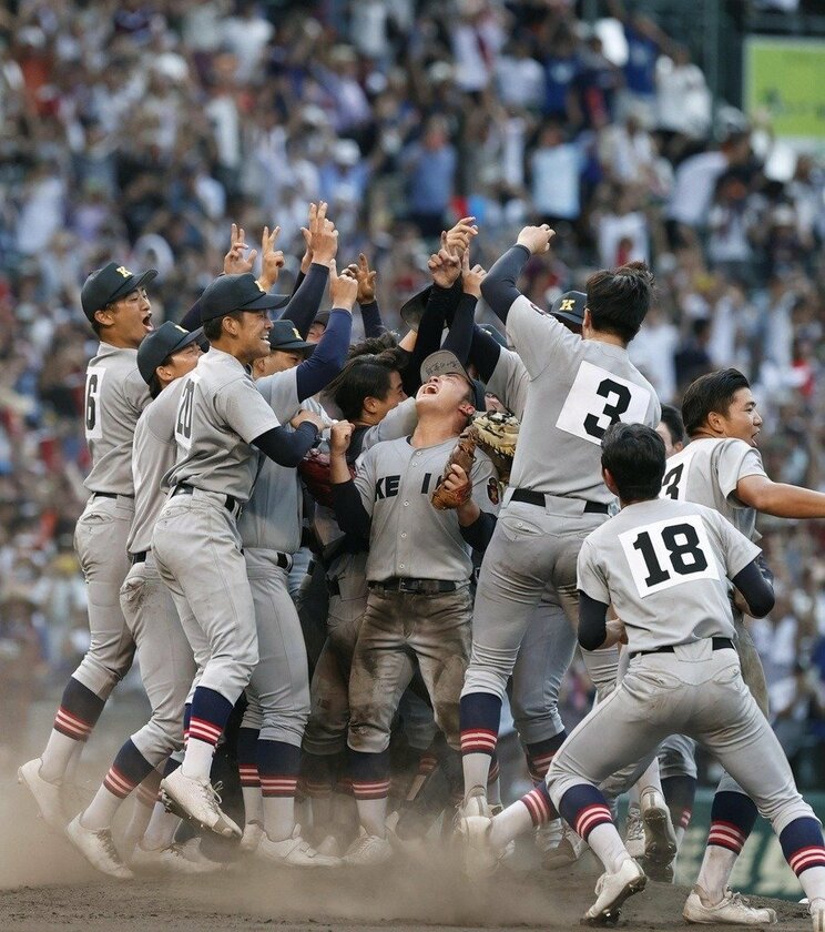 昨年、夏の甲子園で107年ぶり2度目の優勝を果たし喜ぶ慶應高校野球部。（写真／共同通信社）