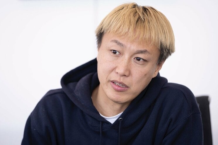 昨今のお笑い界について話すお見送り芸人しんいち　撮影／齋藤周造