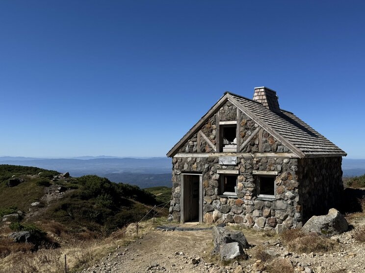 登山前に避難小屋の位置を把握しておくことは欠かせない（写真／PhotoAC）