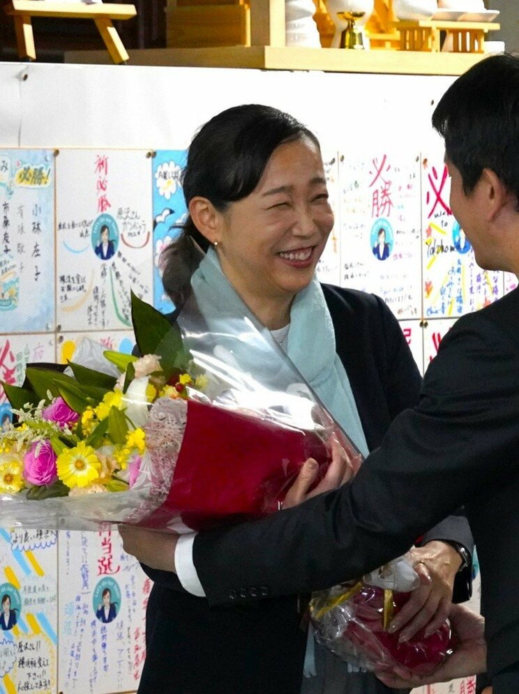 10月18日、当選確実が報じられ花束を受け取る原澤敦美氏　撮影／集英社オンライン