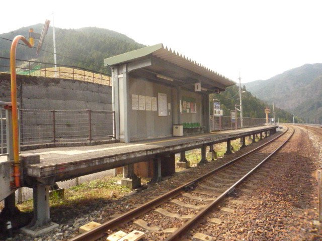 ピンク色の“恋山形駅”に「気持ちわりぃ駅」と発言した呂布カルマに名誉駅長や町の住人は寛容だった！「気持ち悪いかどうかぜひ見に来てほしい」「たしかに初めて見た時はすごい色になったなと…」_5