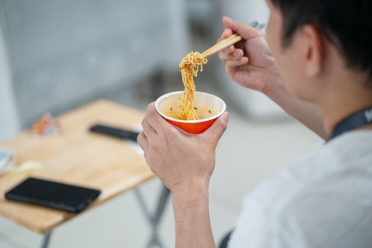 インスタントラーメンに買い控えの兆しが…（写真／shutterstock）