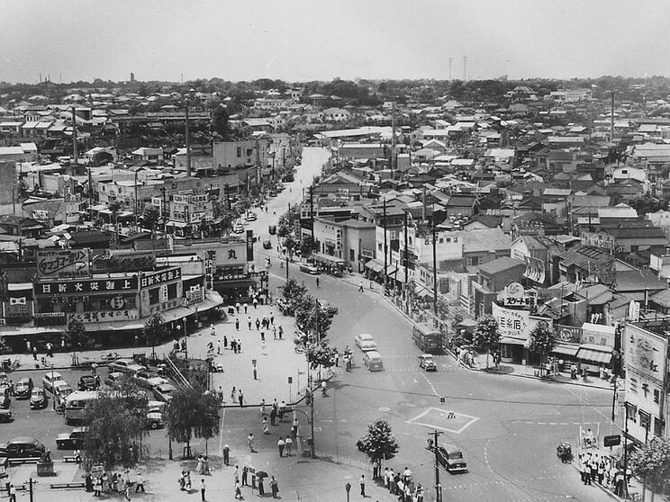 1952年の渋谷駅前。右下にあるのが三千里薬品　写真／エイシャン・ブラザーズ提供