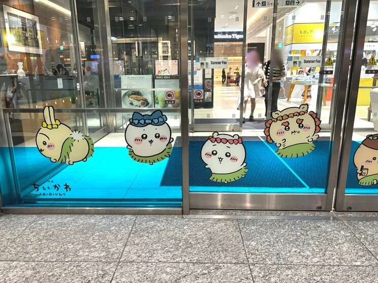 ちいかわで染まった商業施設（撮影／集英社オンライン）