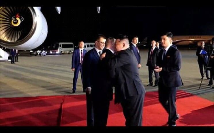 平壌の空港で抱き合う金正恩氏とプーチン氏（朝鮮中央テレビより）