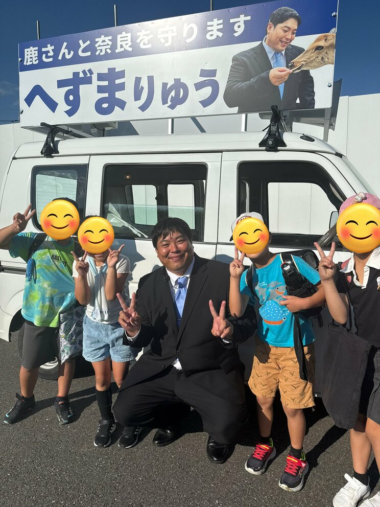 子どもたちの写真撮影に応じるへずまりゅう