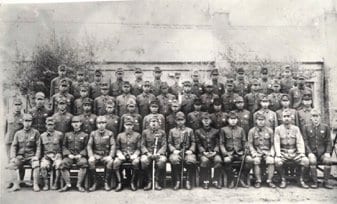 1945年に撮影された731部隊の第4期少年兵らの集合写真。後ろから２列目、右から２人目が清水英男さん（写真／清水さん提供）