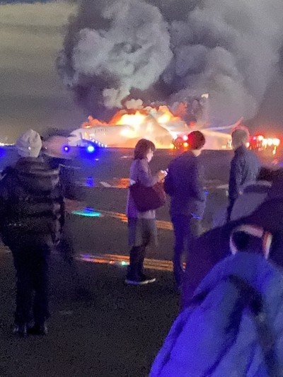 炎上するJAL機（乗客提供）
