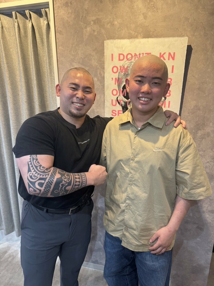 旭岡亘哉さんと少年（写真／旭岡さん提供）