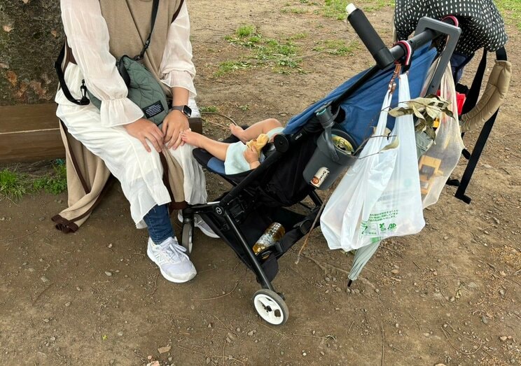 公園でお散歩中のママ