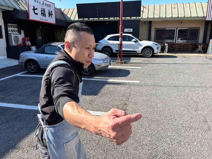 迷惑駐車トラブルについて説明する青木さん（撮影／集英社オンライン）