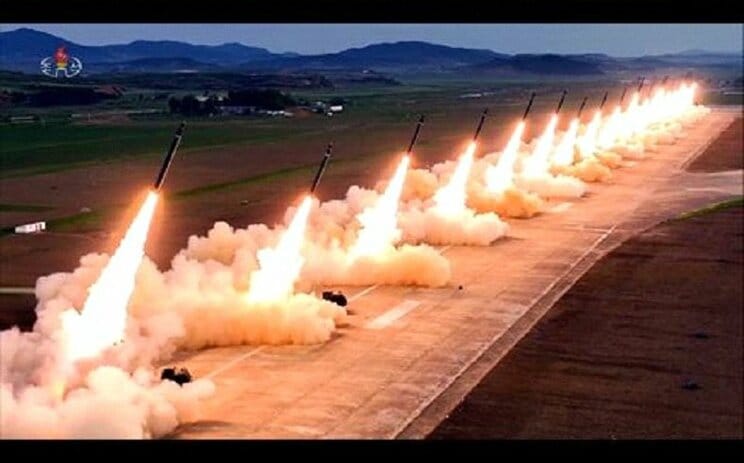 朝鮮人民軍が５月30日に行った超大型放射砲の発射（朝鮮中央テレビより）