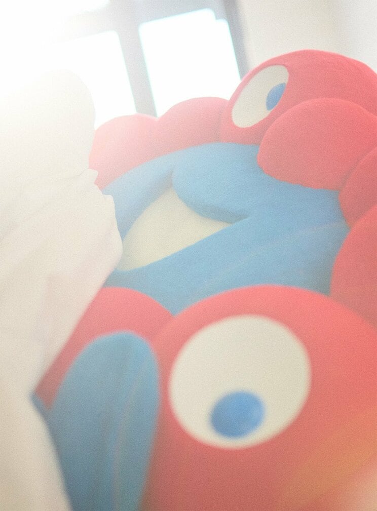 まさかのベッドシーン　ミャクミャク1stグラビア写真集『I myaku you.』の先行カット（写真／EXPO2025ミャクミャク【公式】より）