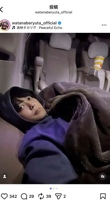 ヴェルファイアで車中泊をする渡部氏（本人Instagramより）