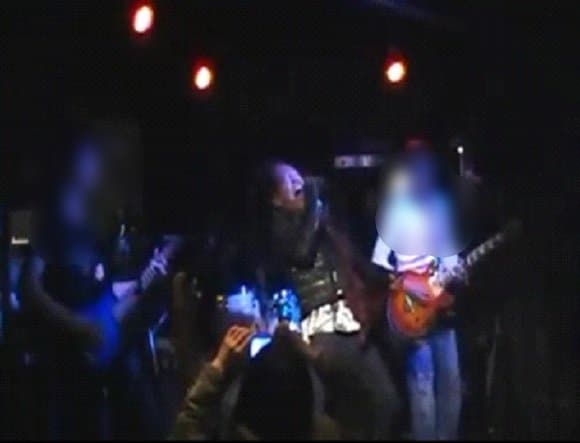 シャウトする山本容疑者（知人提供）