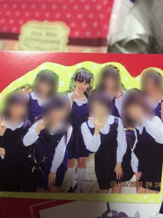 同級生と写真に収まる高校時代のきっしー氏