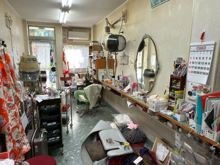 井上美容室の店内（写真／集英社オンライン）