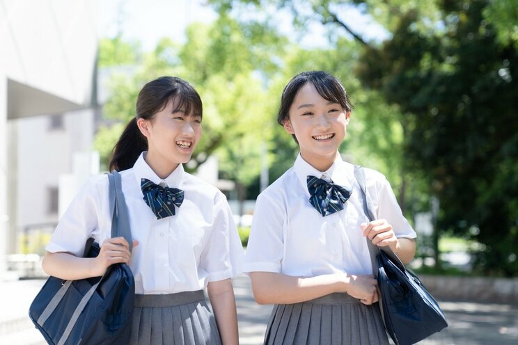 暑い夏を過ごす現代の学生