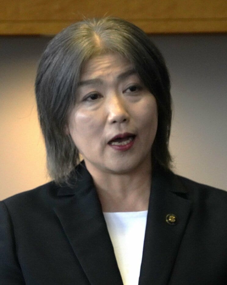 9月10日、伊東市議会解散直後の囲み取材で記者に反論する田久保眞紀市長（撮影／集英社オンライン）