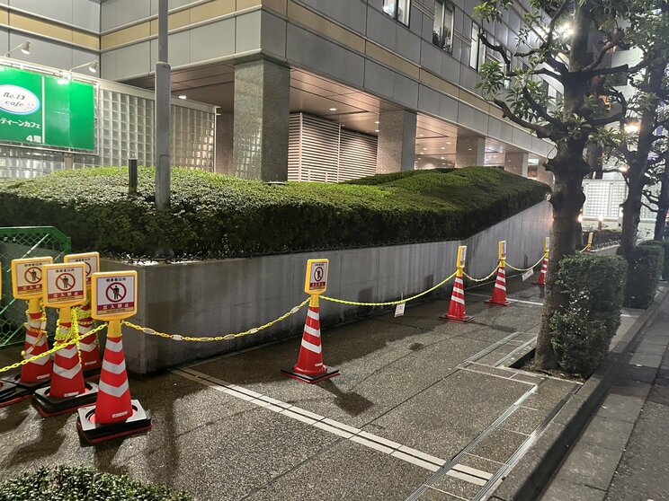 〈大久保公園・春の立ちんぼリターンズ〉「警察の取り締まりがひと区切りしたから」「やっぱりここが楽に稼げる」グループでの客待ちが増えたのは「私服警官が巧妙に摘発してくるから」_15