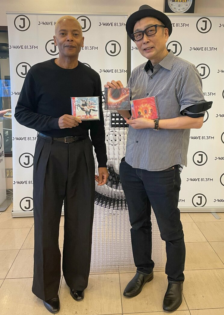 取材後に収録現場だったJ-WAVEで記念撮影