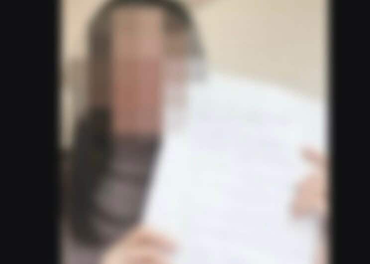 判決文を見せてくれた今野さん（撮影／集英社オンライン）