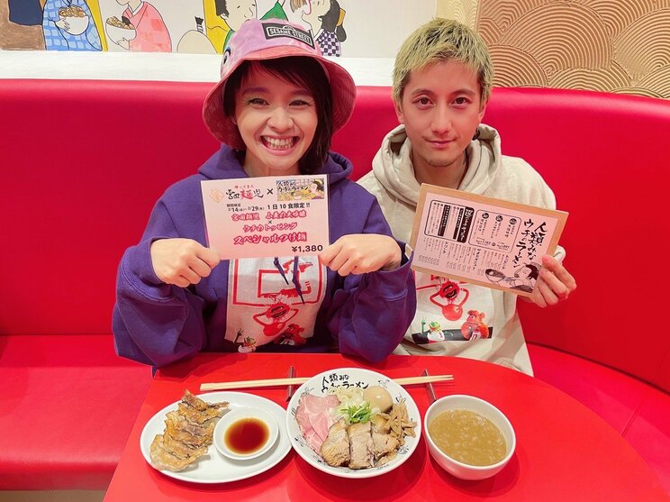 リニューアルオープンした「人類みなウチのラーメン」にて。右は夫でドラマーのNosuke氏