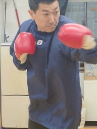 財務省ボクシング部を相手に練習に励む赤間防災担当相（本人公式HPより）