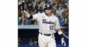 60号を前に謎の自粛? ファンに論争を巻き起こすヤクルト村上の“確信バット投げ”