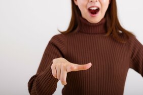 親へのイラつきや不信感は、あなたのせいじゃない。有無を言わせず子どもを自分の都合に巻きこむ“精神的に未熟”な4タイプの親