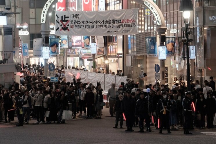 〈2023ハロウィーン〉渋谷の街から仮装・バカ騒ぎする若者が消えた！「（コスプレ）ダメだよダメ、ダメ～」警察官に注意された黒ひげ危機一髪男は段ボールを自ら破壊。ハチ公出口も喫煙所も閉鎖…渋谷区が本気だしてきた！_25