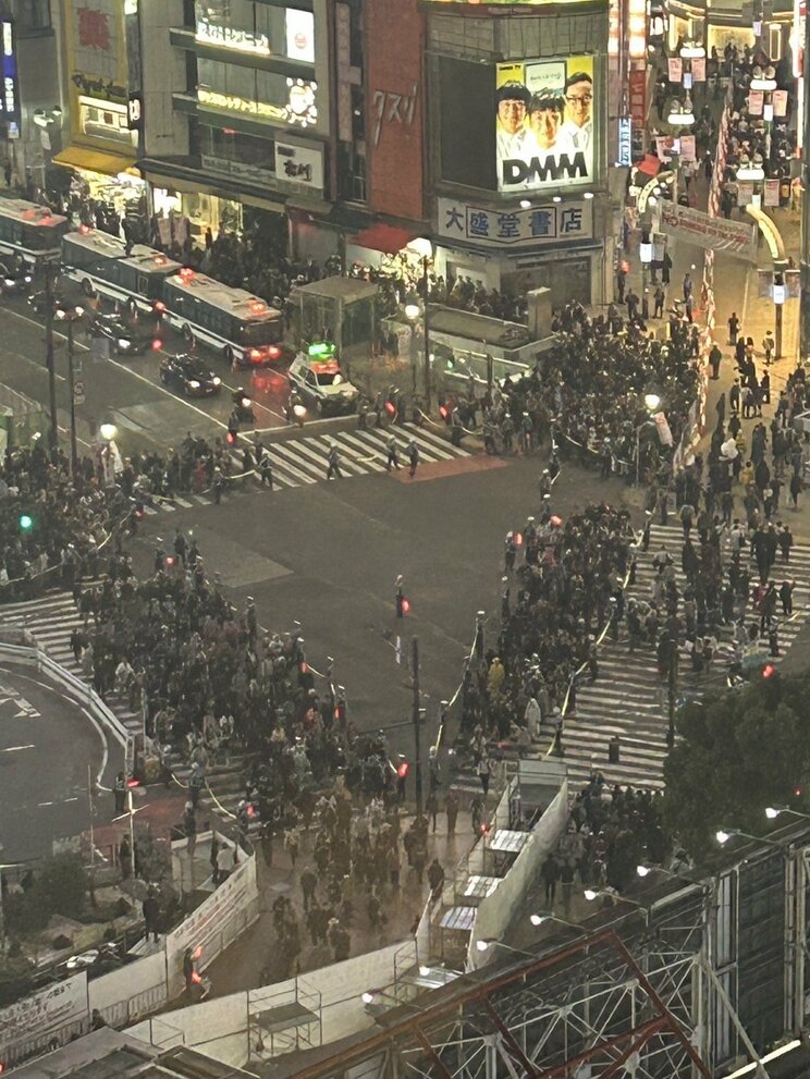 上から見たハロウィーンの夜、渋谷スクランブル交差点の様子。例年の“半分以下”の人混みだったが…（撮影／集英社オンライン）