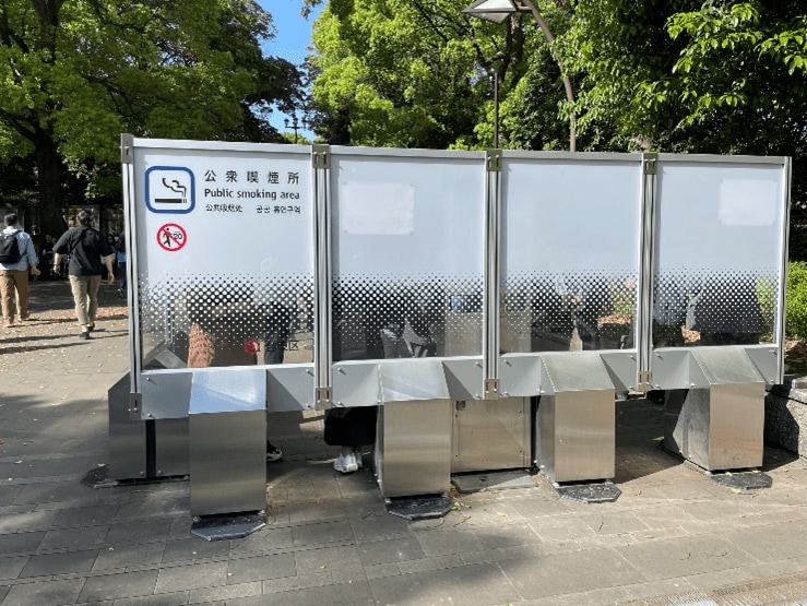 東京・上野公園の喫煙所