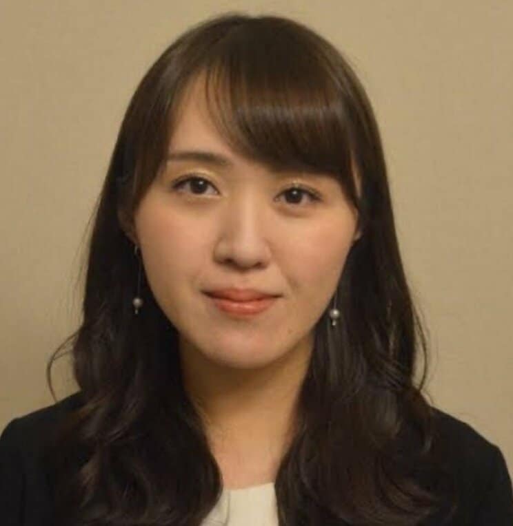 〈日経新聞女性記者がストーカー容疑で逮捕〉「会いたい」ハイヒールにくるくる巻き髪…逮捕されたのは元総理番のヤリ手女性記者（33）「ロマンスカー不倫」と「怪文書」“永田町禁断愛”と話題にも_5