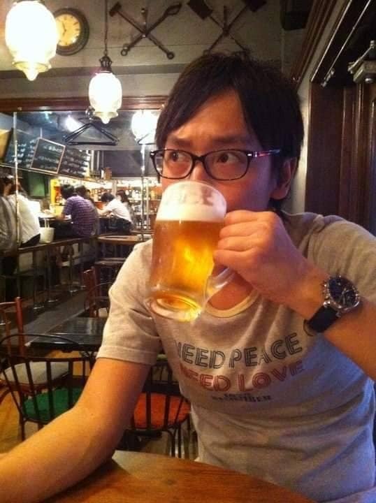 ビールを飲む宮本被告（本人facebookより）