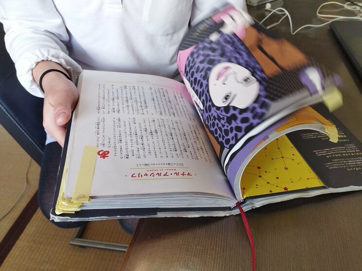 女の子が大切にしている本（写真提供／ブックサンタ）