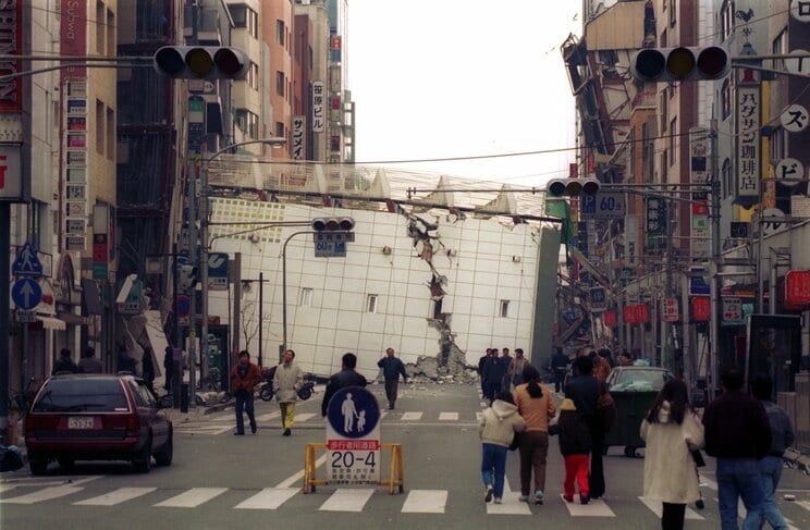 大きなビルが倒れ道路をふさいだ