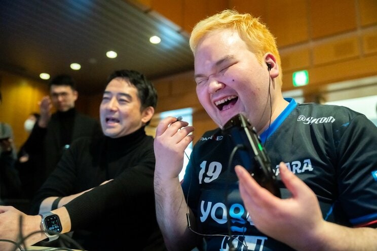 eスポーツイベントでつくば市長の五十嵐立青さんとゲーム対決する北村さん（写真／佐藤靖彦）