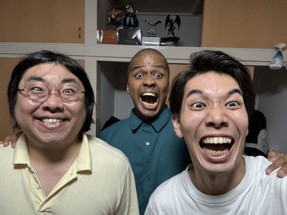 新居にて。（左から）新居にてポテトカレッジ・コモダドラゴン、センチネル・トミサット、豆鉄砲・ホセの3人　写真提供／豆鉄砲・ホセ