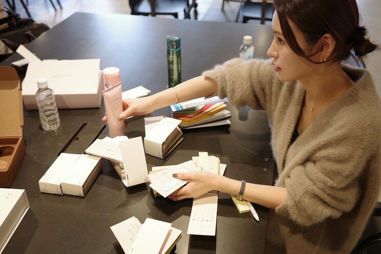 商品開発のための打ち合わせ中の井口綾子さん