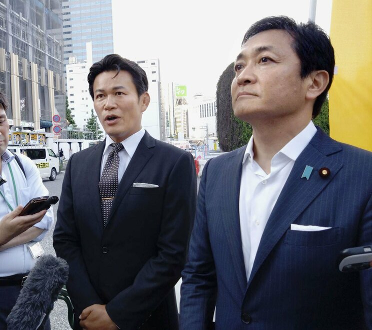 参院選で擁立予定の須藤元気氏（左）と玉木代表（右）
