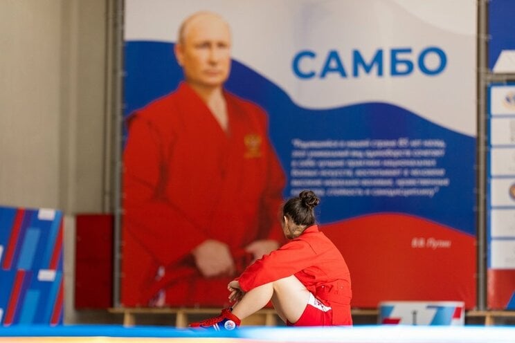 真っ赤なサンボの胴着を着たプーチン大統領（写真／shutterstock）