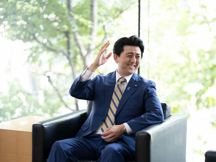 談笑する安倍さんを表現するビスケッティ佐竹さん