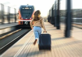 なぜ今、若い女性が日本を捨てて海外に行くのか…高齢化が進み年金依存の生活者が増える日本の悲しき末路