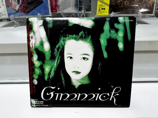 
1992年にリリースされたオムニバスアルバム『Gimmick』。ここにバンド初の音源となる「VOICE」が収録されている
