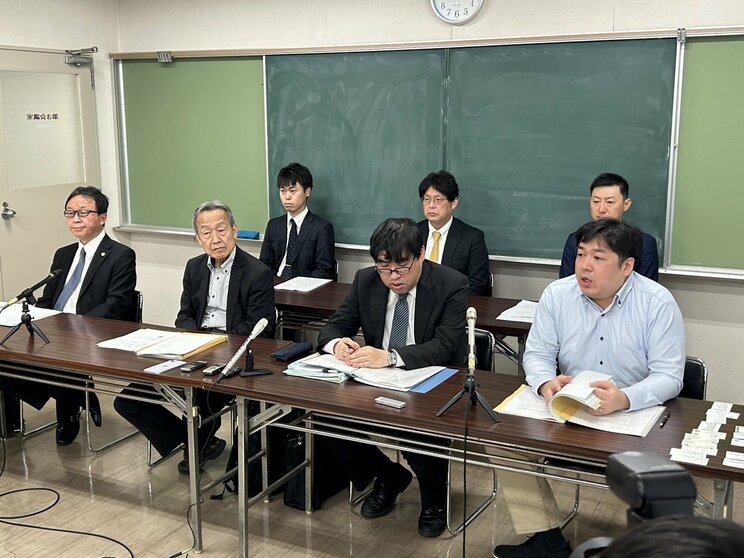 4月25日午後に開かれた記者会見に出席する被害者代理人弁護士ら