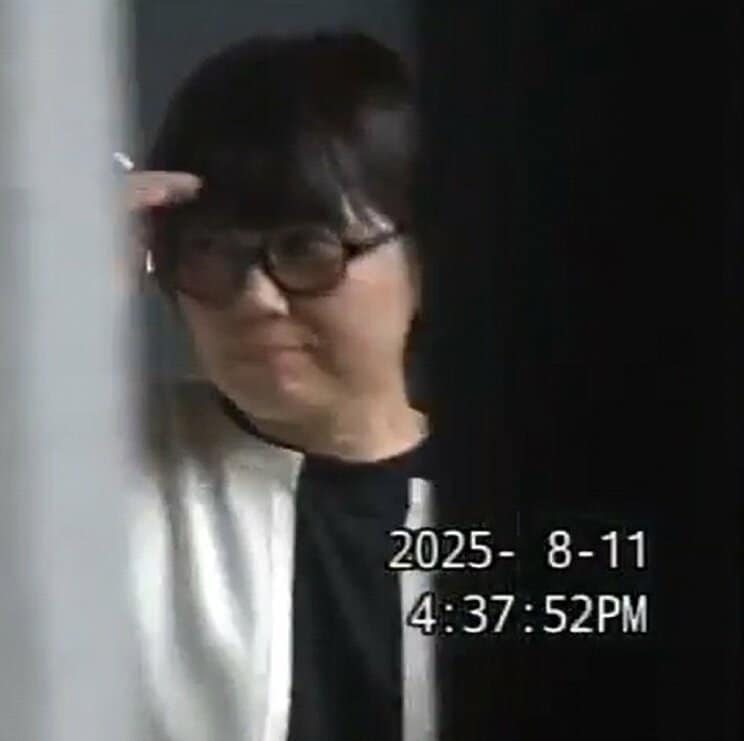 この日も泣いてた？ホテルから出てきた小川市長　流出した動画より（地元関係者提供）